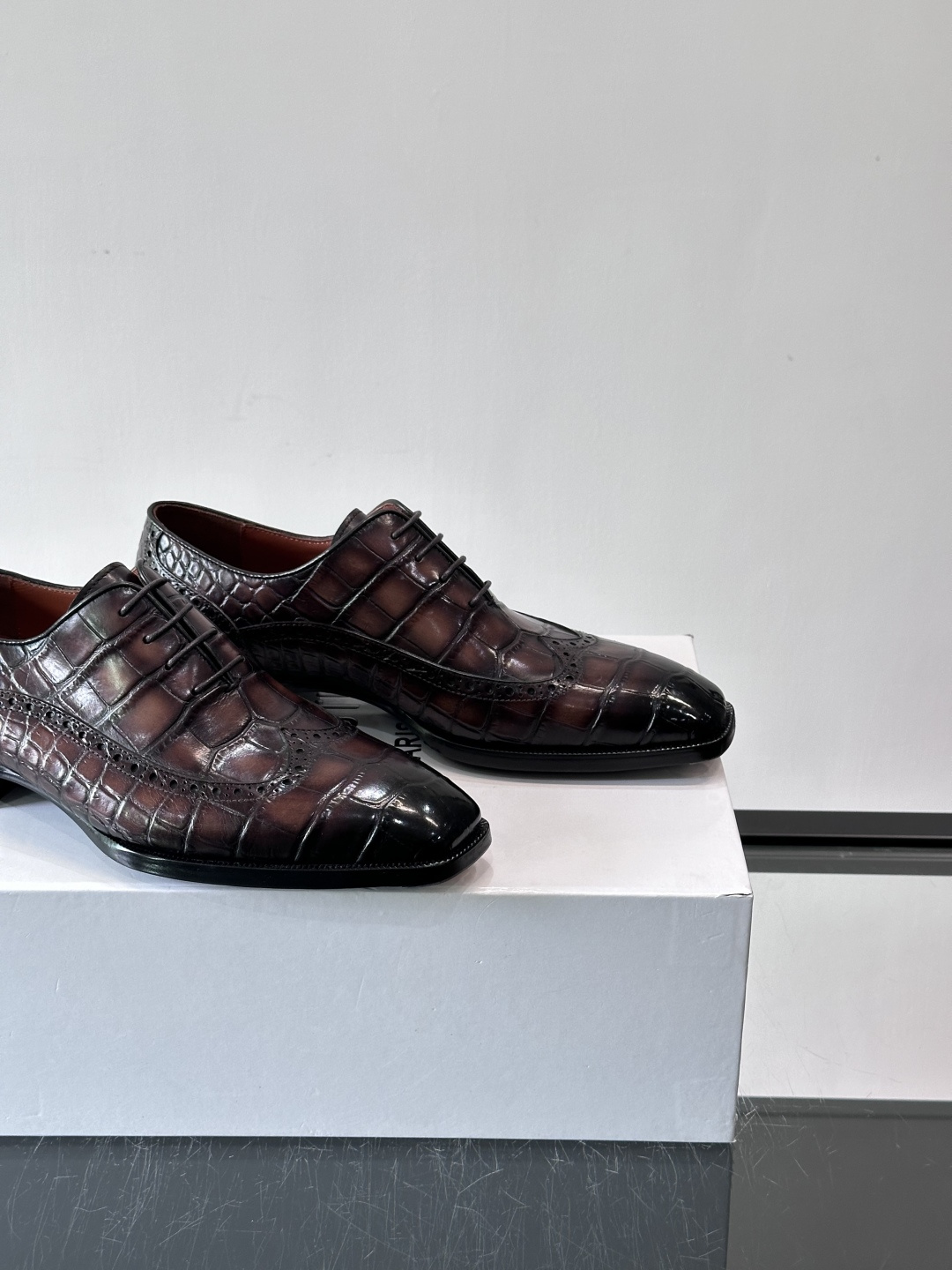 BERLUTI布鲁提男士商务正装皮鞋采用进口牛皮，鞋型修长，低调简约，适合搭配西装或休闲西裤。鞋底为真皮