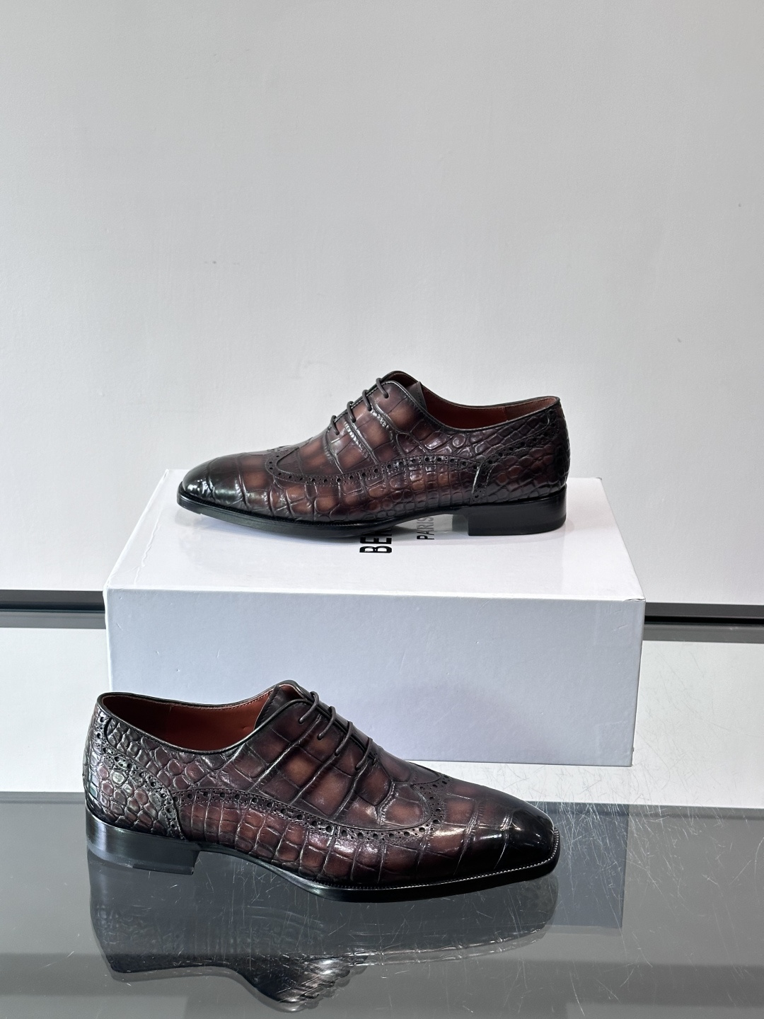 BERLUTI布鲁提男士商务正装皮鞋采用进口牛皮，鞋型修长，低调简约，适合搭配西装或休闲西裤。鞋底为真皮