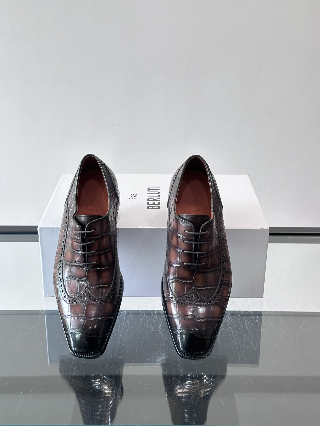 BERLUTI布鲁提男士商务正装皮鞋采用进口牛皮，鞋型修长，低调简约，适合搭配西装或休闲西裤。鞋底为真皮