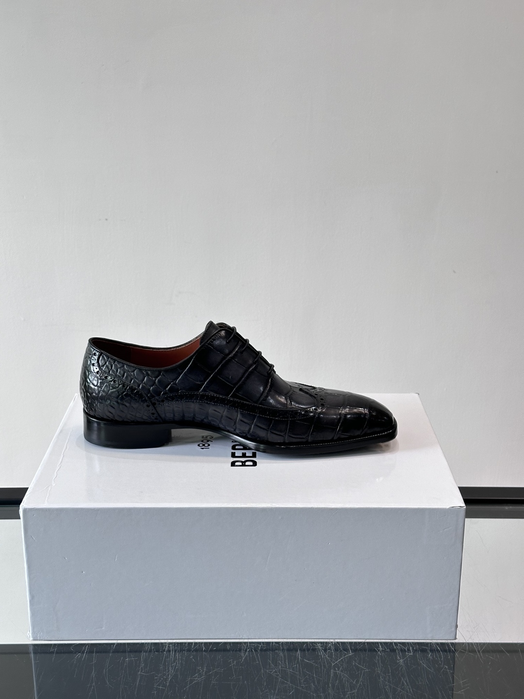 BERLUTI布鲁提男士商务正装皮鞋采用进口牛皮，鞋型修长，低调简约，适合搭配西装或休闲西裤。鞋底为真皮