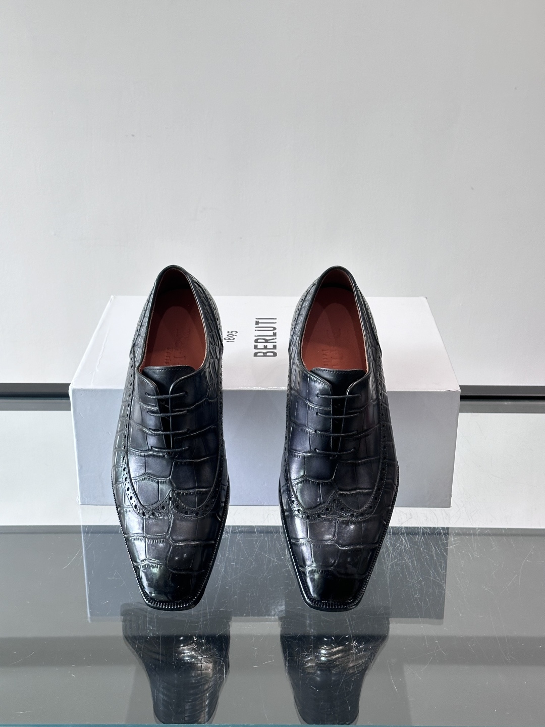 BERLUTI布鲁提男士商务正装皮鞋采用进口牛皮，鞋型修长，低调简约，适合搭配西装或休闲西裤。鞋底为真皮