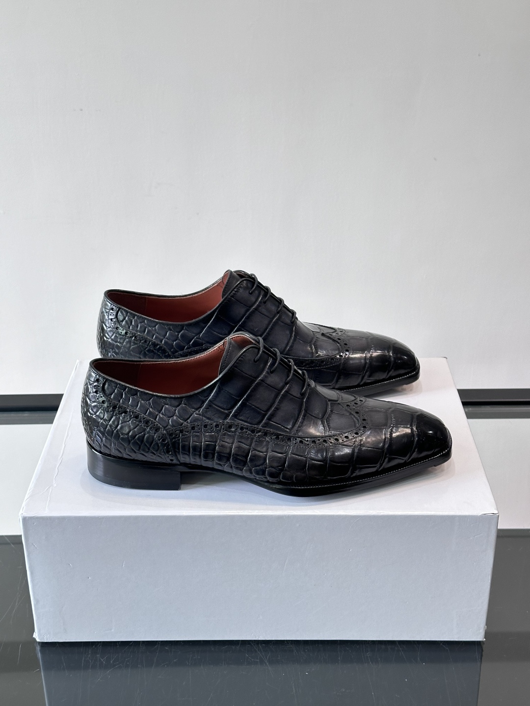 BERLUTI布鲁提男士商务正装皮鞋采用进口牛皮，鞋型修长，低调简约，适合搭配西装或休闲西裤。鞋底为真皮