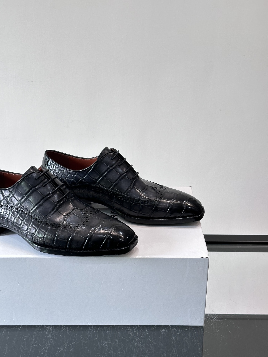 BERLUTI布鲁提男士商务正装皮鞋采用进口牛皮，鞋型修长，低调简约，适合搭配西装或休闲西裤。鞋底为真皮