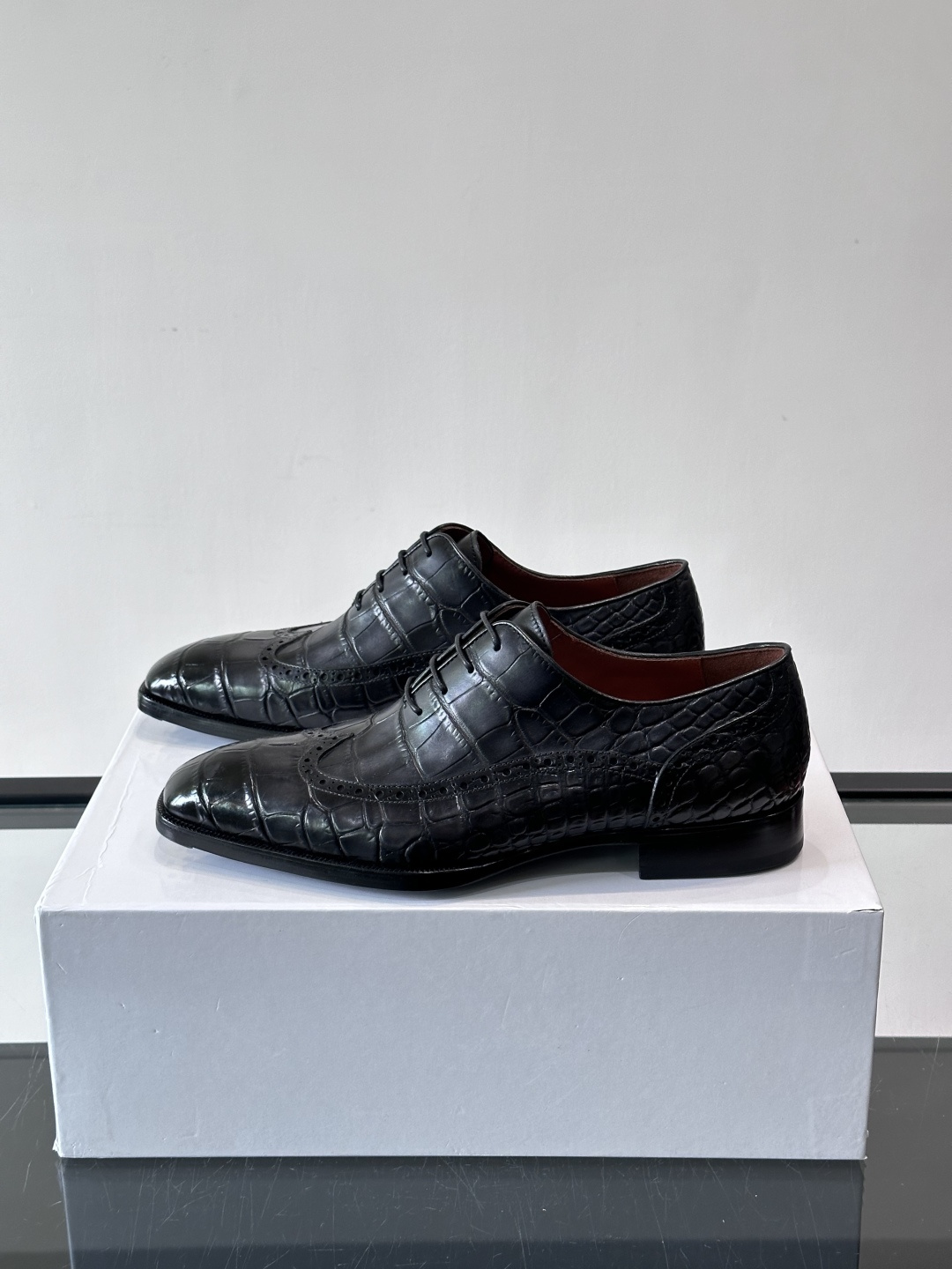 BERLUTI布鲁提男士商务正装皮鞋采用进口牛皮，鞋型修长，低调简约，适合搭配西装或休闲西裤。鞋底为真皮