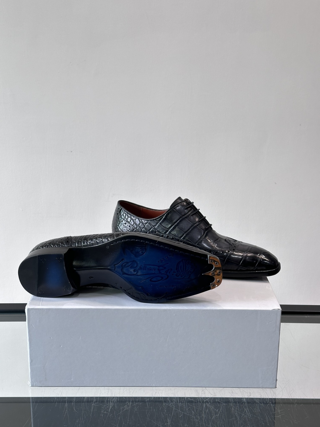 BERLUTI布鲁提男士商务正装皮鞋采用进口牛皮，鞋型修长，低调简约，适合搭配西装或休闲西裤。鞋底为真皮