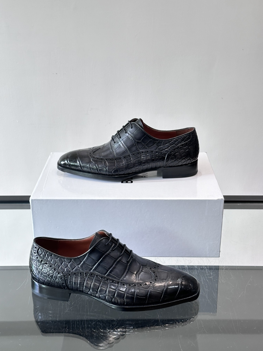 BERLUTI布鲁提男士商务正装皮鞋采用进口牛皮，鞋型修长，低调简约，适合搭配西装或休闲西裤。鞋底为真皮