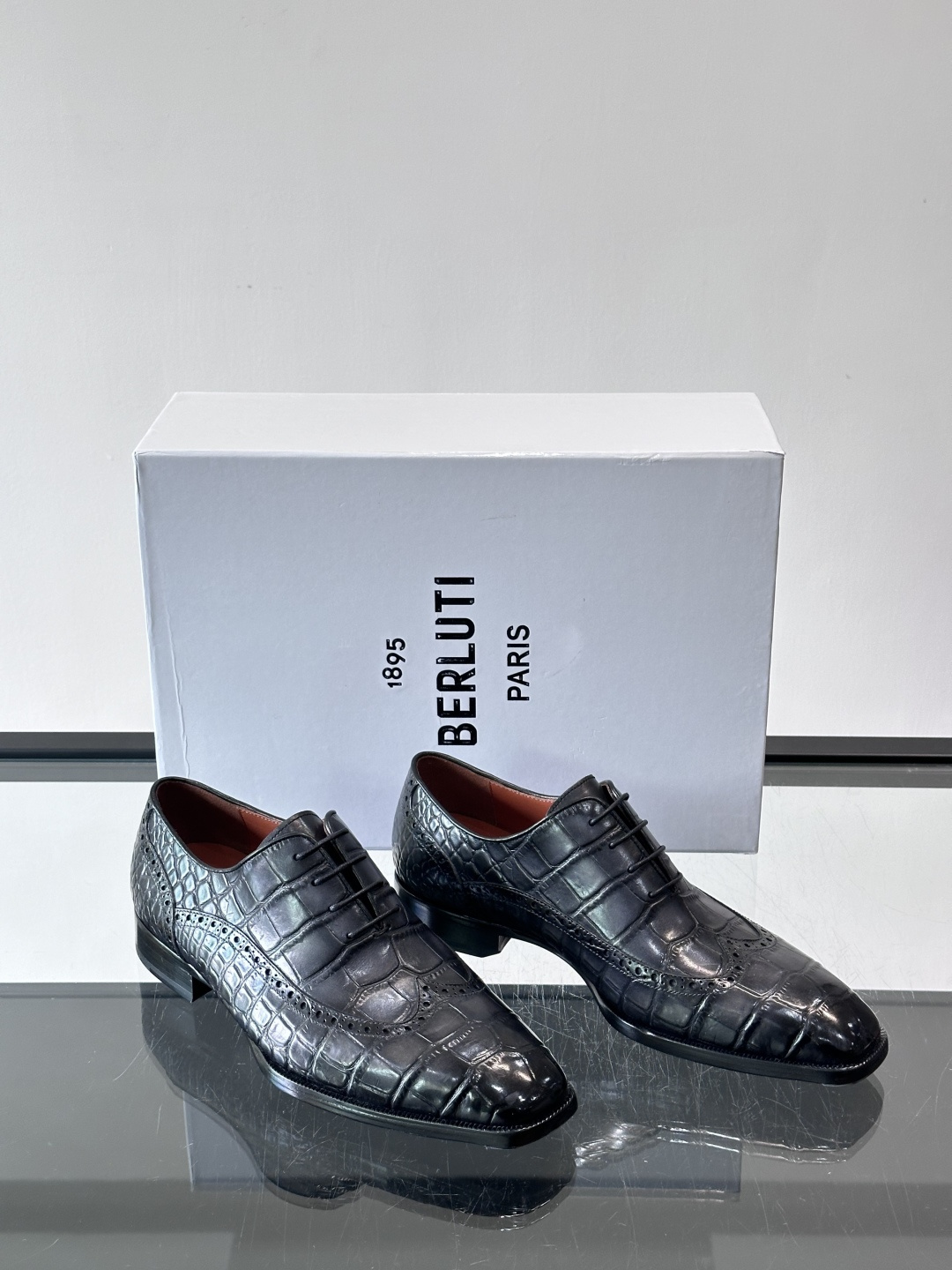 BERLUTI布鲁提男士商务正装皮鞋采用进口牛皮，鞋型修长，低调简约，适合搭配西装或休闲西裤。鞋底为真皮