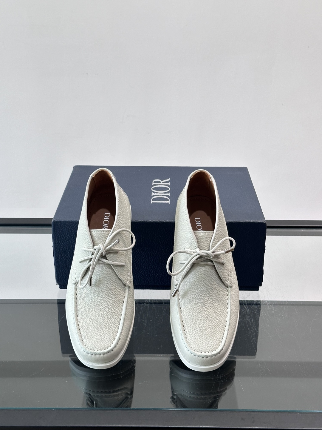 Dio*🆕新款男士休闲短靴，以进口头层牛皮制成，手缝马克线工艺，鞋面品牌经典老花帆布点缀设计，原版橡胶鞋