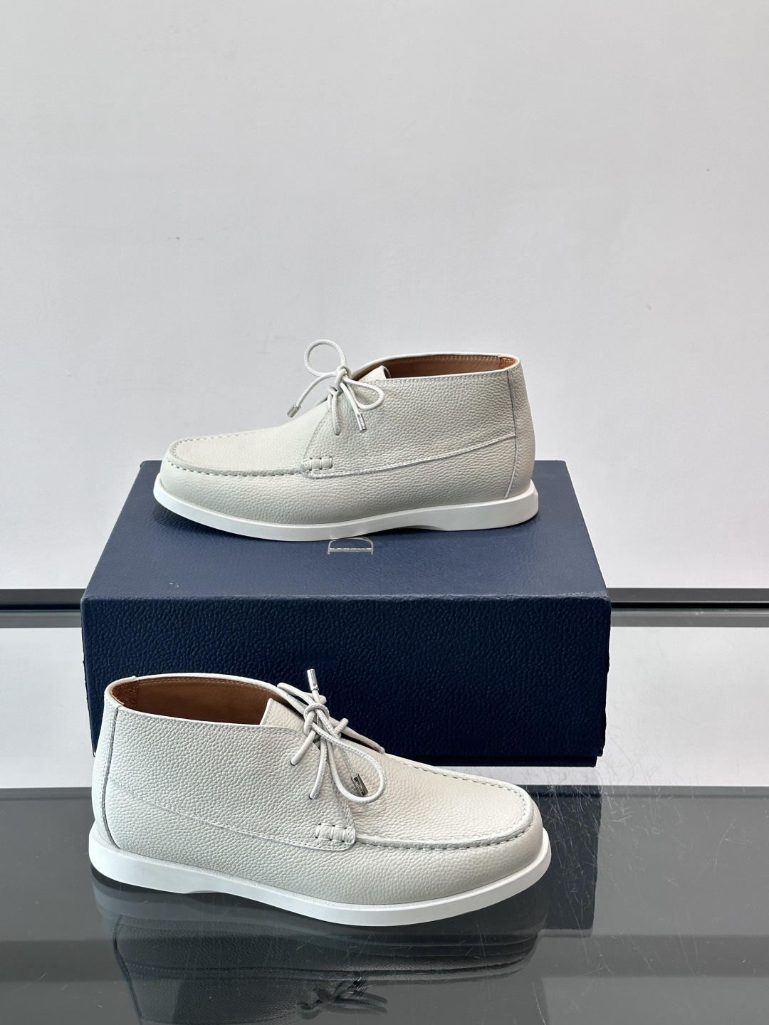 Dio*🆕新款男士休闲短靴，以进口头层牛皮制成，手缝马克线工艺，鞋面品牌经典老花帆布点缀设计，原版橡胶鞋