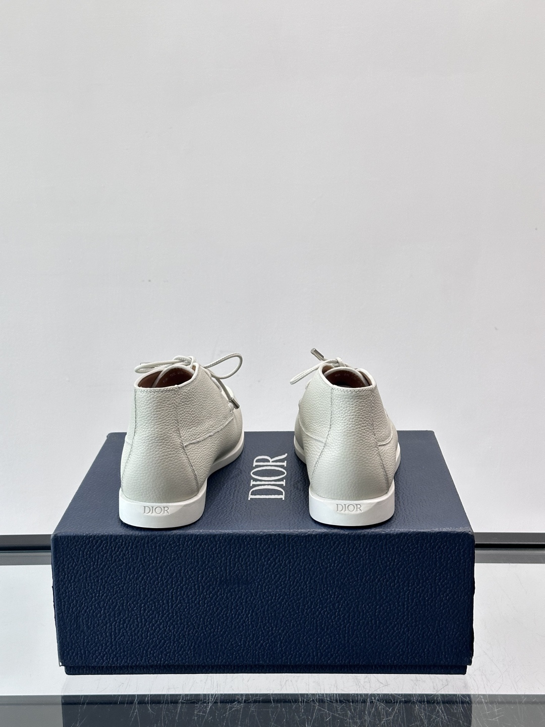 Dio*🆕新款男士休闲短靴，以进口头层牛皮制成，手缝马克线工艺，鞋面品牌经典老花帆布点缀设计，原版橡胶鞋