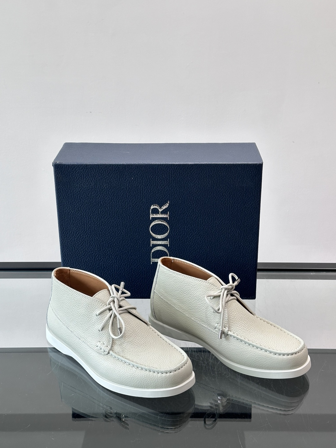 Dio*🆕新款男士休闲短靴，以进口头层牛皮制成，手缝马克线工艺，鞋面品牌经典老花帆布点缀设计，原版橡胶鞋