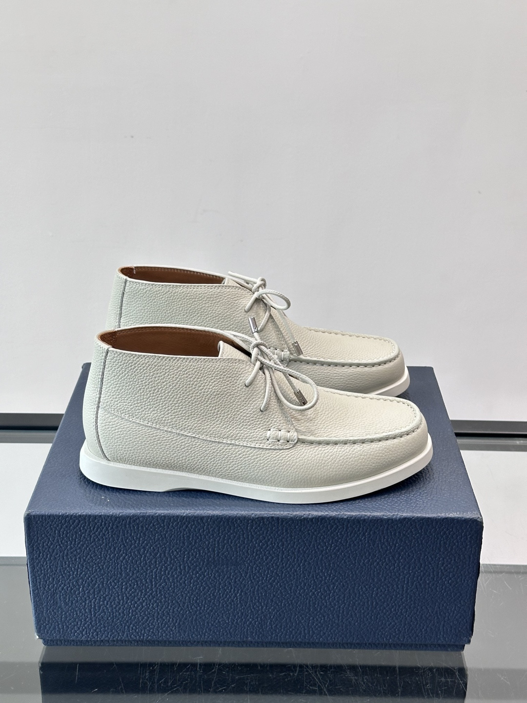 Dio*🆕新款男士休闲短靴，以进口头层牛皮制成，手缝马克线工艺，鞋面品牌经典老花帆布点缀设计，原版橡胶鞋