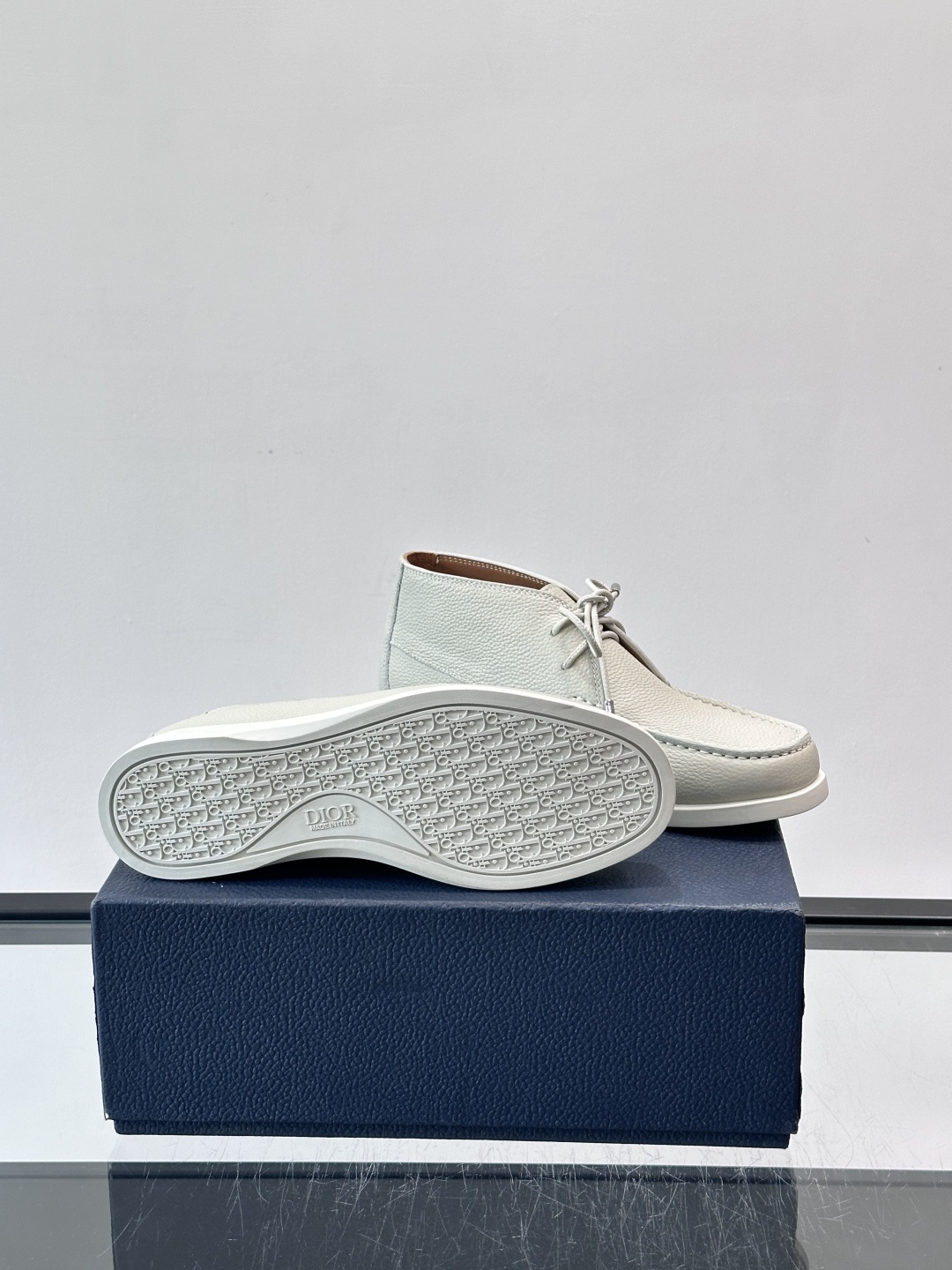 Dio*🆕新款男士休闲短靴，以进口头层牛皮制成，手缝马克线工艺，鞋面品牌经典老花帆布点缀设计，原版橡胶鞋