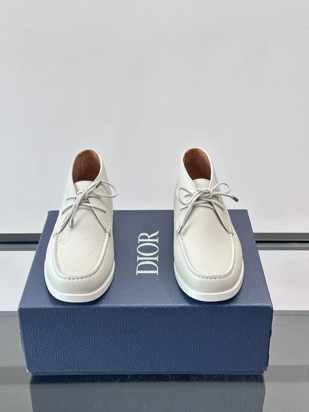 Dio*🆕新款男士休闲短靴，以进口头层牛皮制成，手缝马克线工艺，鞋面品牌经典老花帆布点缀设计，原版橡胶鞋