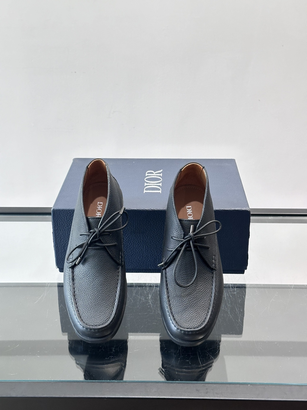 Dio*🆕新款男士休闲短靴，以进口头层牛皮制成，手缝马克线工艺，鞋面品牌经典老花帆布点缀设计，原版橡胶鞋