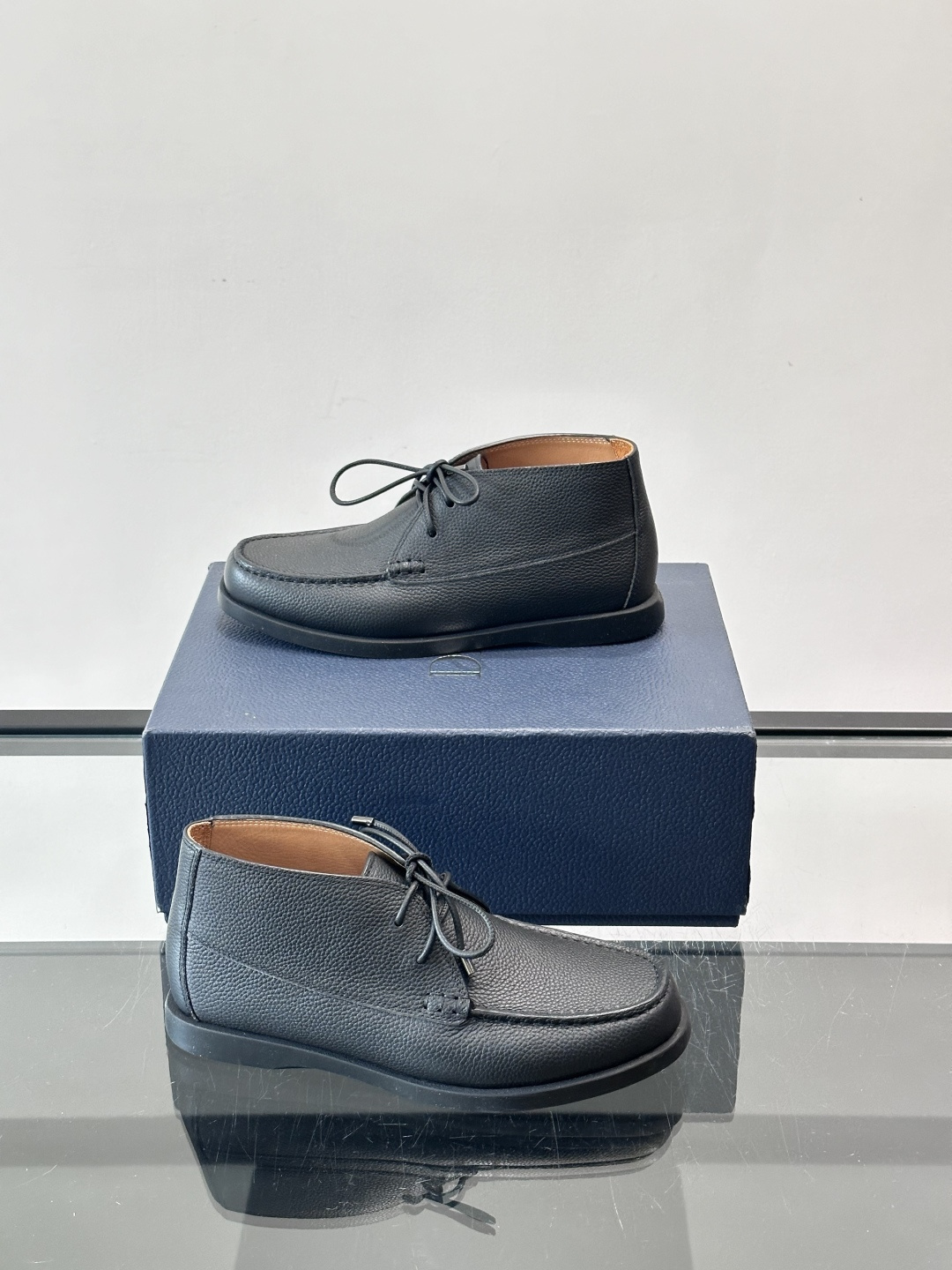 Dio*🆕新款男士休闲短靴，以进口头层牛皮制成，手缝马克线工艺，鞋面品牌经典老花帆布点缀设计，原版橡胶鞋