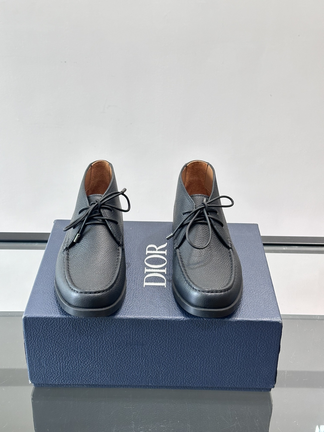 Dio*🆕新款男士休闲短靴，以进口头层牛皮制成，手缝马克线工艺，鞋面品牌经典老花帆布点缀设计，原版橡胶鞋