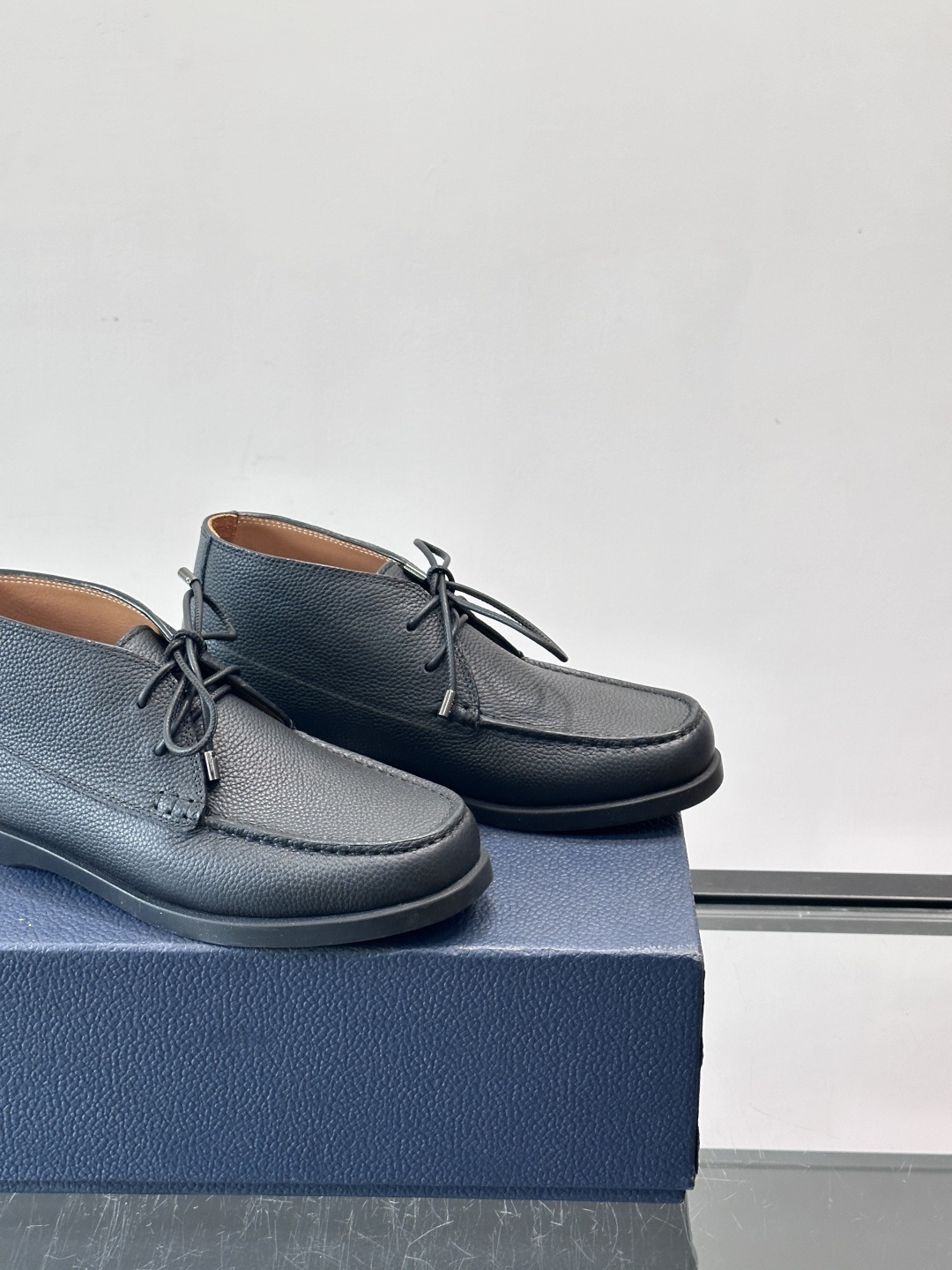 Dio*🆕新款男士休闲短靴，以进口头层牛皮制成，手缝马克线工艺，鞋面品牌经典老花帆布点缀设计，原版橡胶鞋