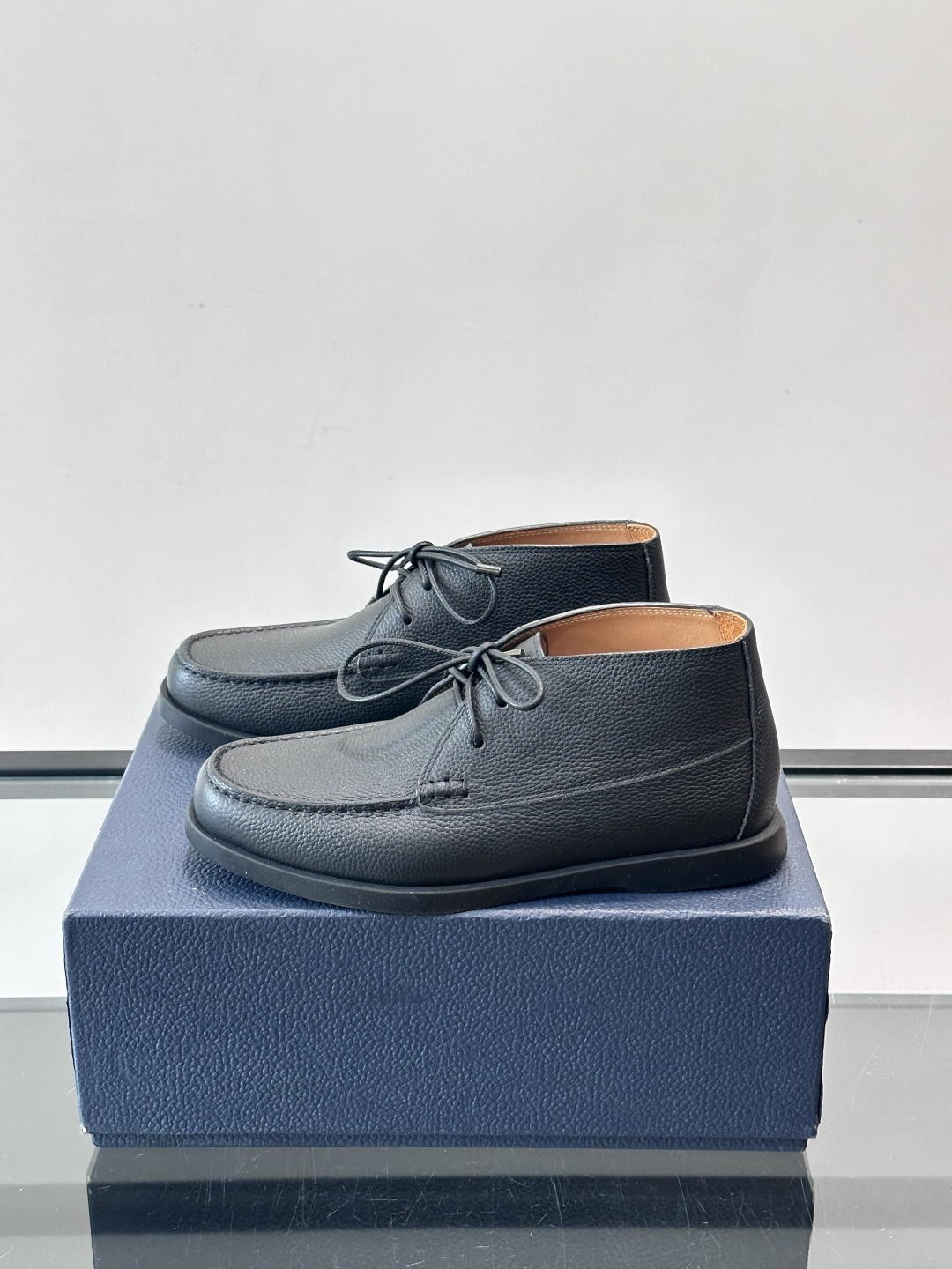 Dio*🆕新款男士休闲短靴，以进口头层牛皮制成，手缝马克线工艺，鞋面品牌经典老花帆布点缀设计，原版橡胶鞋