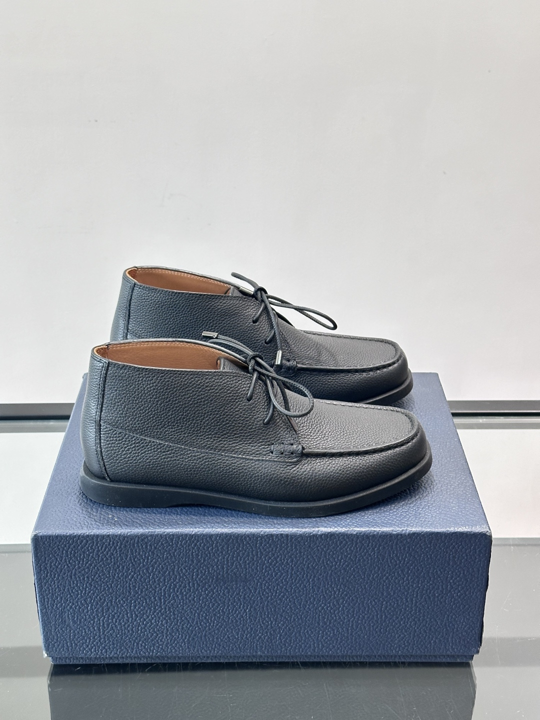 Dio*🆕新款男士休闲短靴，以进口头层牛皮制成，手缝马克线工艺，鞋面品牌经典老花帆布点缀设计，原版橡胶鞋