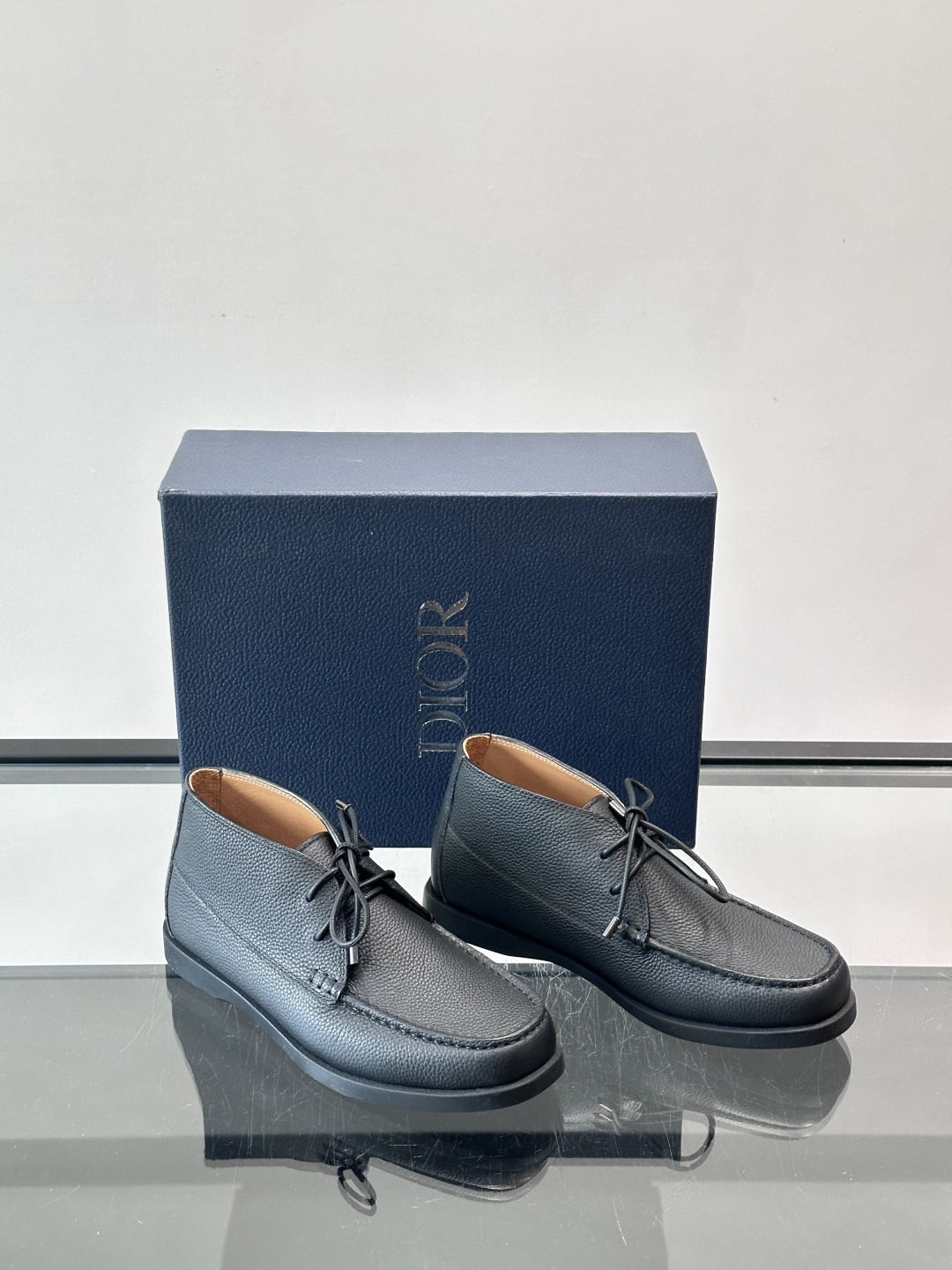 Dio*🆕新款男士休闲短靴，以进口头层牛皮制成，手缝马克线工艺，鞋面品牌经典老花帆布点缀设计，原版橡胶鞋