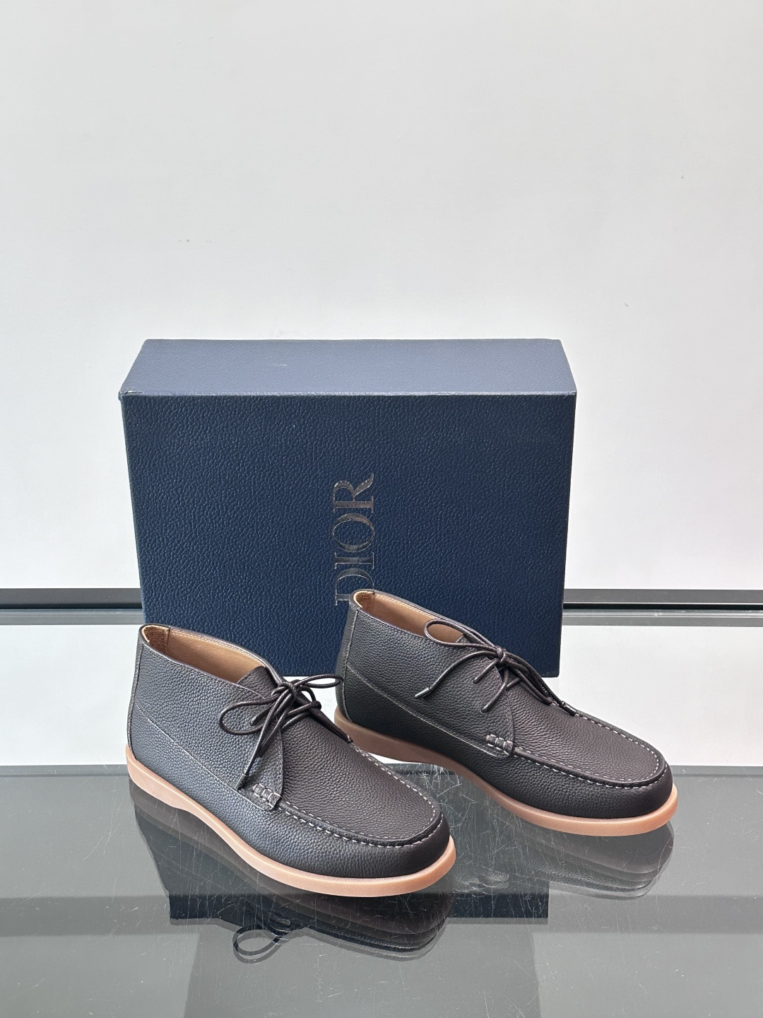 Dio*🆕新款男士休闲短靴，以进口头层牛皮制成，手缝马克线工艺，鞋面品牌经典老花帆布点缀设计，原版橡胶鞋