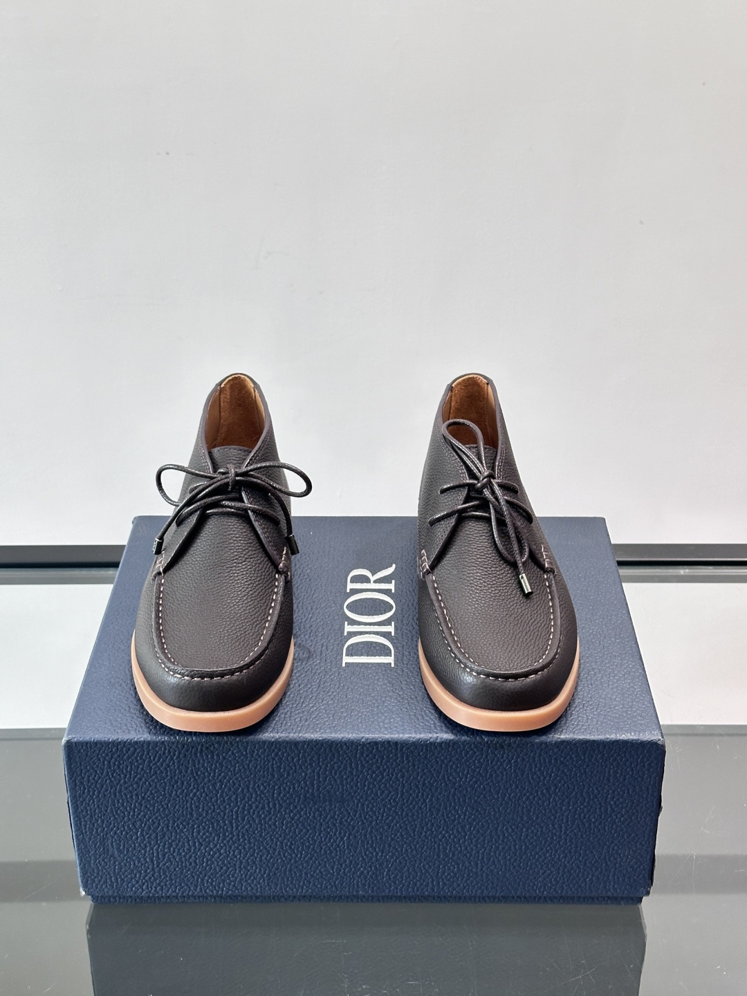 Dio*🆕新款男士休闲短靴，以进口头层牛皮制成，手缝马克线工艺，鞋面品牌经典老花帆布点缀设计，原版橡胶鞋