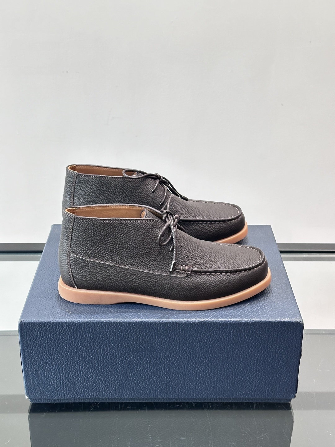 Dio*🆕新款男士休闲短靴，以进口头层牛皮制成，手缝马克线工艺，鞋面品牌经典老花帆布点缀设计，原版橡胶鞋