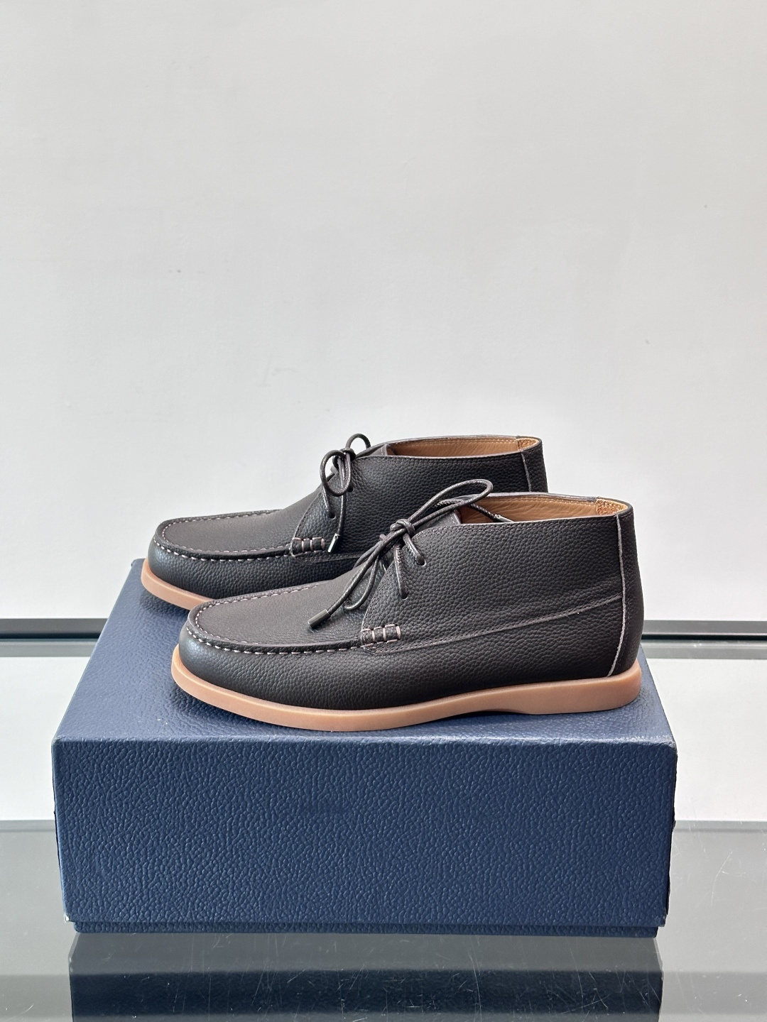 Dio*🆕新款男士休闲短靴，以进口头层牛皮制成，手缝马克线工艺，鞋面品牌经典老花帆布点缀设计，原版橡胶鞋