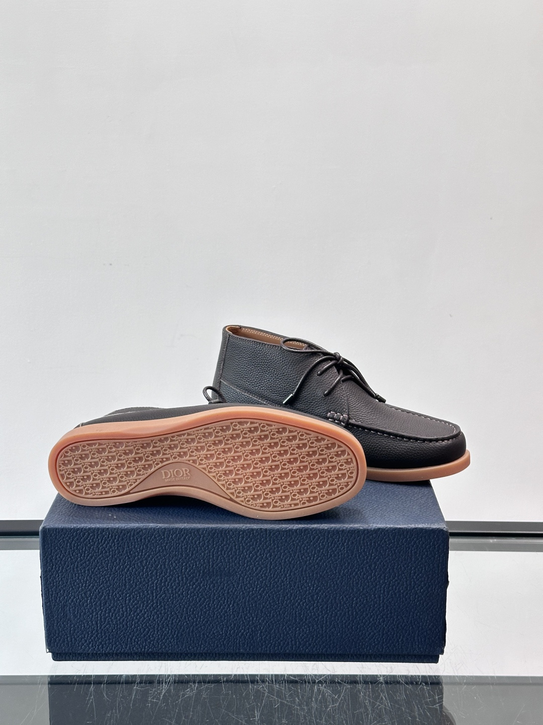 Dio*🆕新款男士休闲短靴，以进口头层牛皮制成，手缝马克线工艺，鞋面品牌经典老花帆布点缀设计，原版橡胶鞋