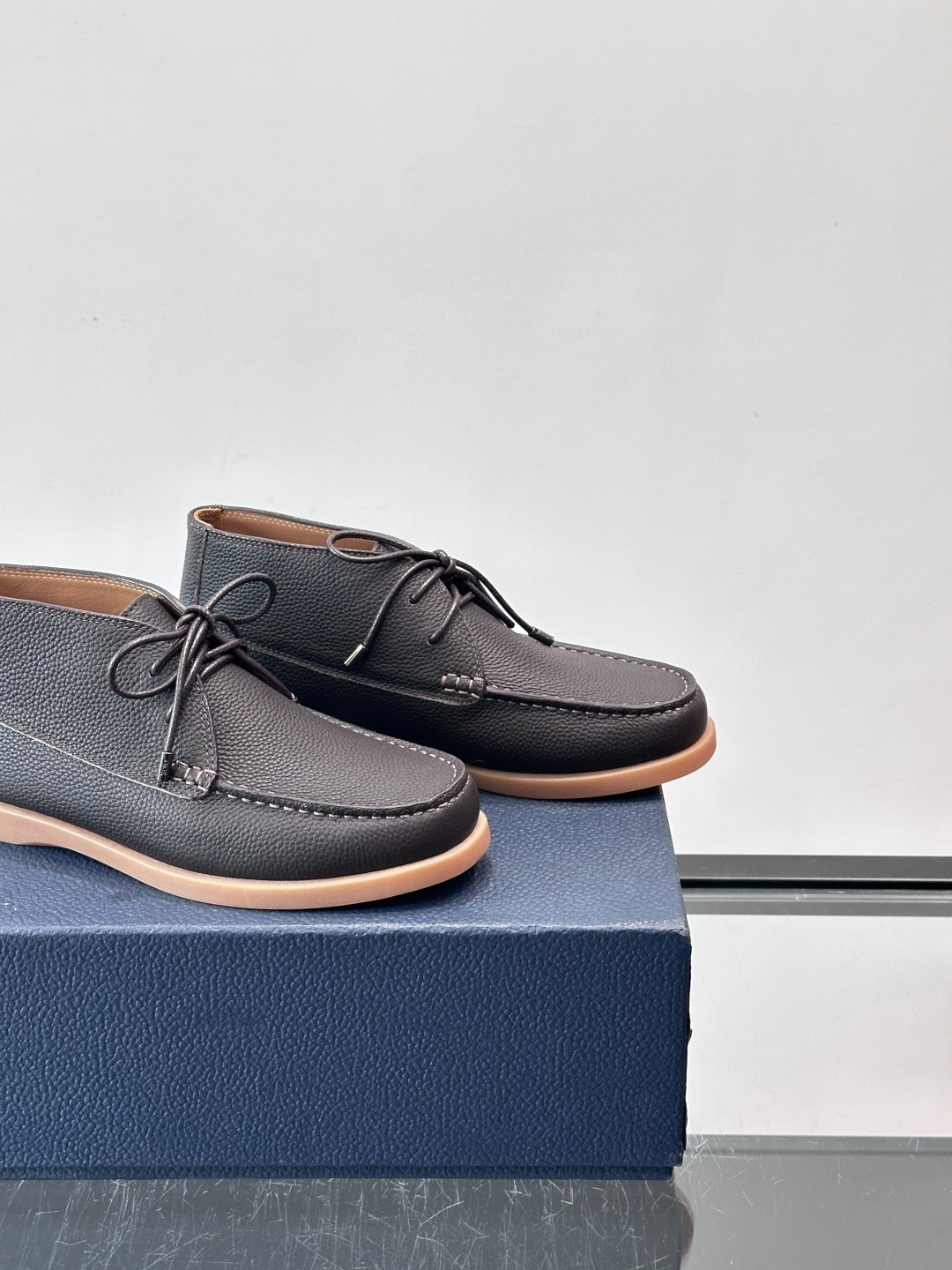 Dio*🆕新款男士休闲短靴，以进口头层牛皮制成，手缝马克线工艺，鞋面品牌经典老花帆布点缀设计，原版橡胶鞋