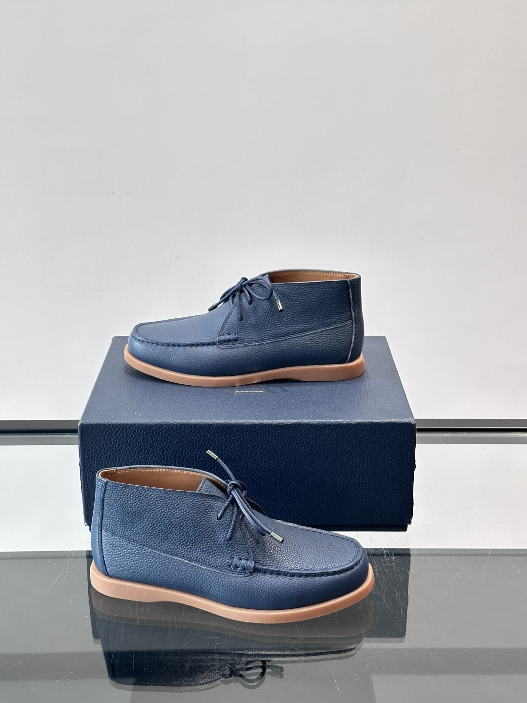 Dio*🆕新款男士休闲短靴，以进口头层牛皮制成，手缝马克线工艺，鞋面品牌经典老花帆布点缀设计，原版橡胶鞋