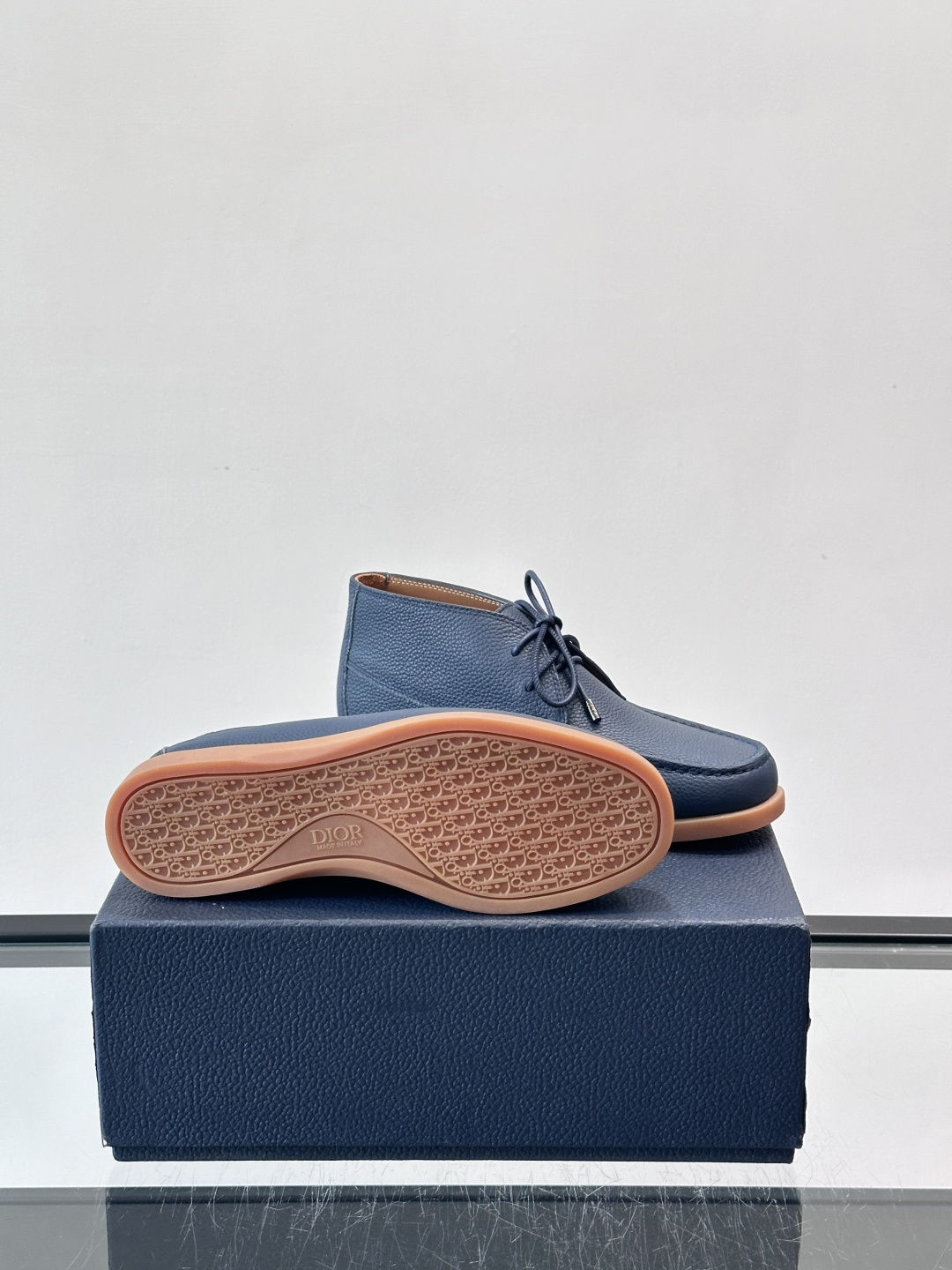 Dio*🆕新款男士休闲短靴，以进口头层牛皮制成，手缝马克线工艺，鞋面品牌经典老花帆布点缀设计，原版橡胶鞋