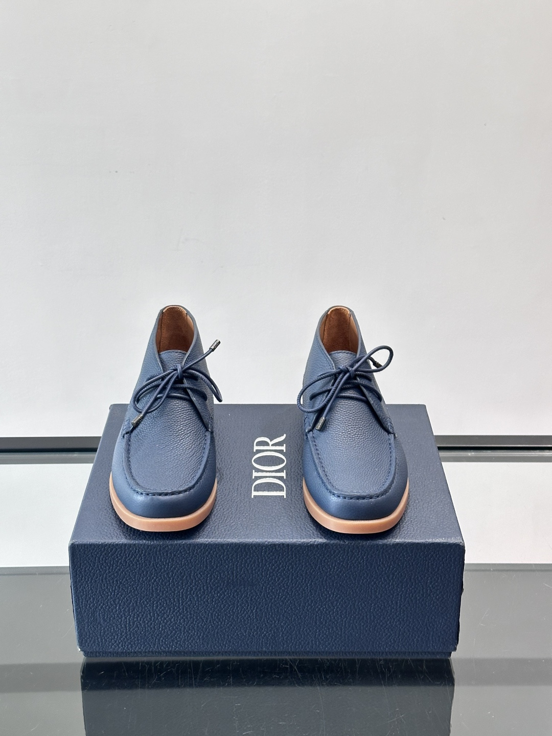 Dio*🆕新款男士休闲短靴，以进口头层牛皮制成，手缝马克线工艺，鞋面品牌经典老花帆布点缀设计，原版橡胶鞋