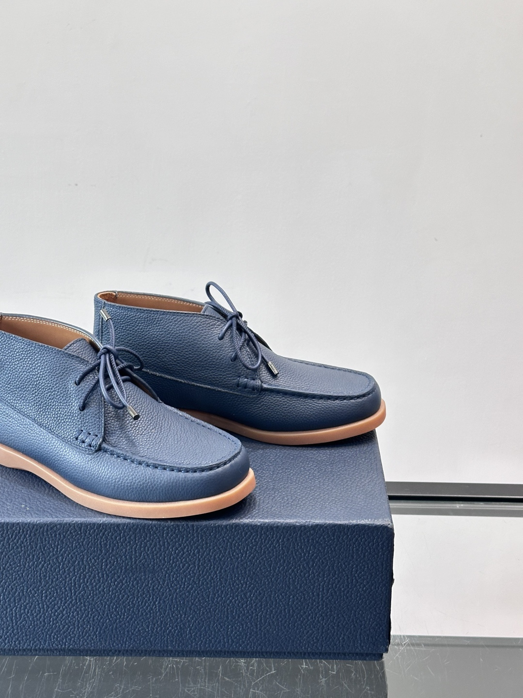 Dio*🆕新款男士休闲短靴，以进口头层牛皮制成，手缝马克线工艺，鞋面品牌经典老花帆布点缀设计，原版橡胶鞋