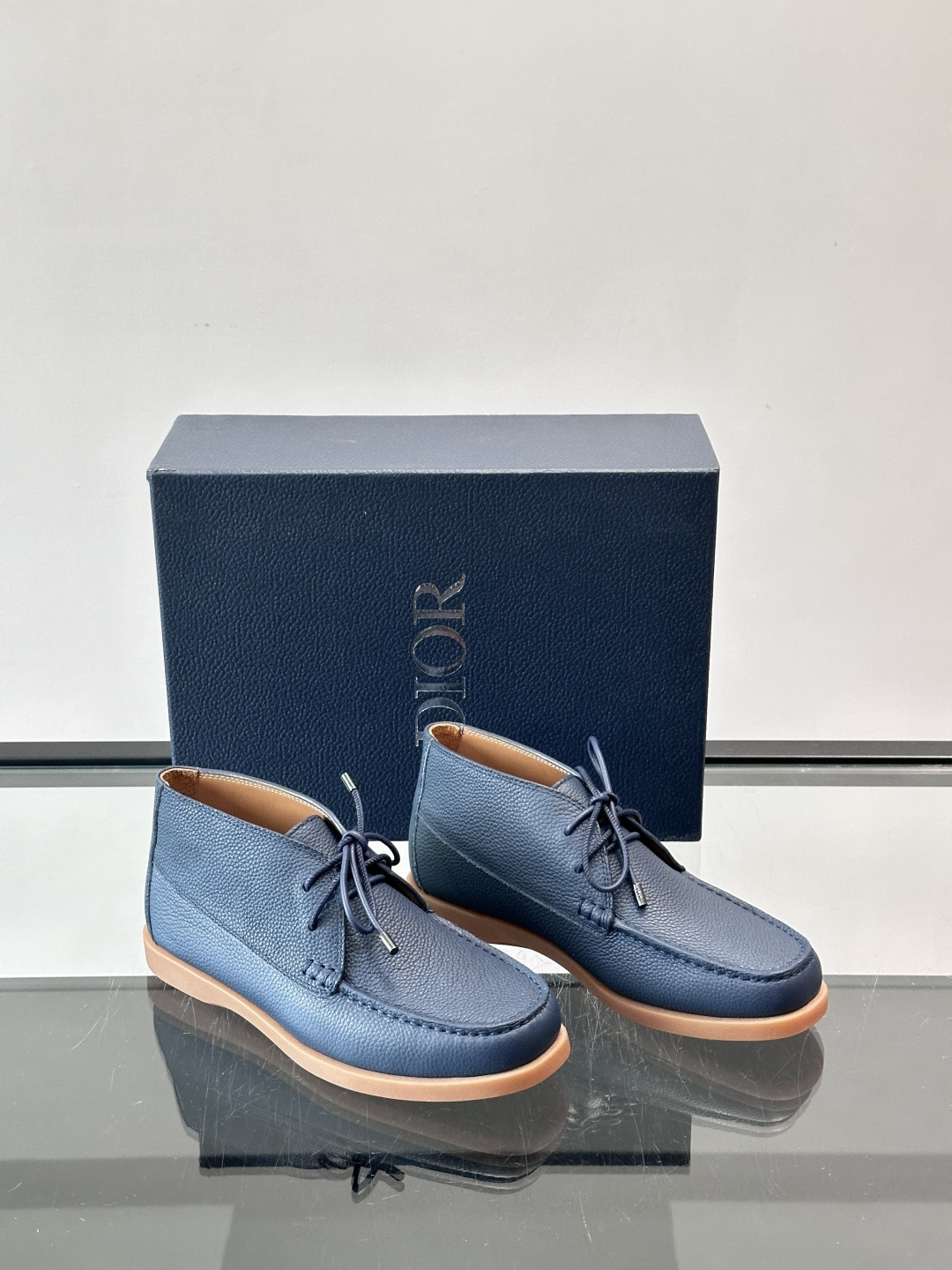 Dio*🆕新款男士休闲短靴，以进口头层牛皮制成，手缝马克线工艺，鞋面品牌经典老花帆布点缀设计，原版橡胶鞋