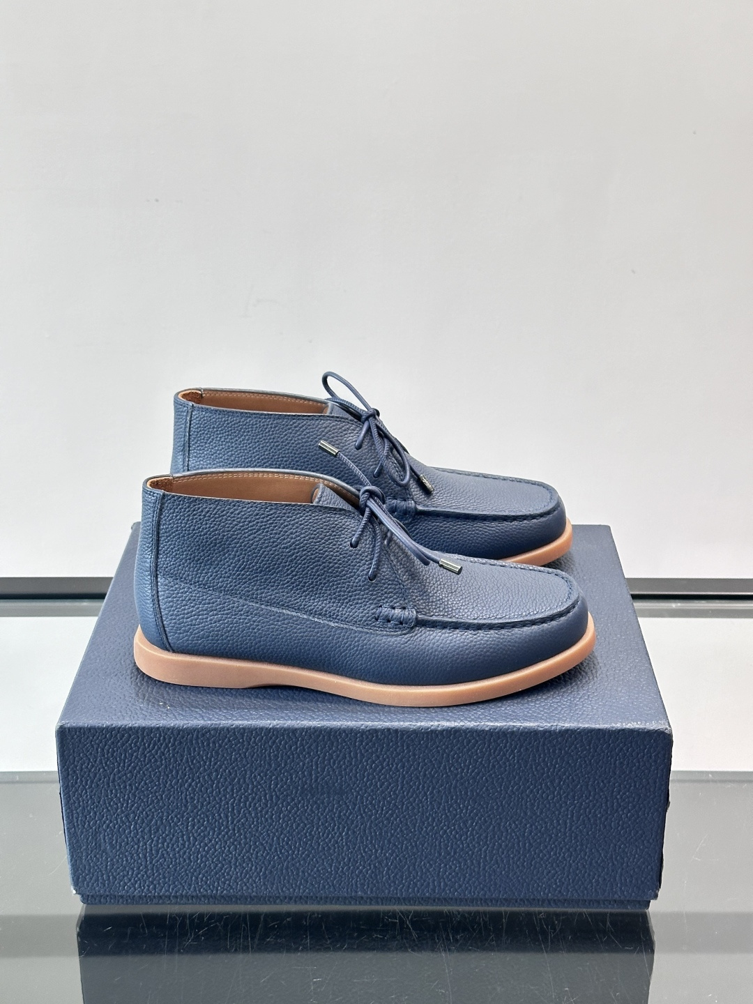 Dio*🆕新款男士休闲短靴，以进口头层牛皮制成，手缝马克线工艺，鞋面品牌经典老花帆布点缀设计，原版橡胶鞋