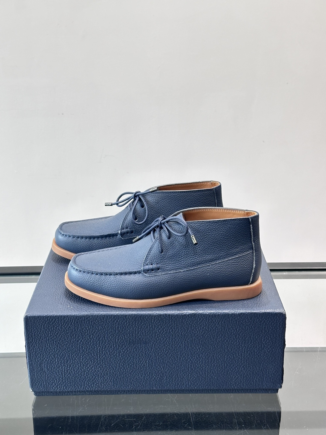 Dio*🆕新款男士休闲短靴，以进口头层牛皮制成，手缝马克线工艺，鞋面品牌经典老花帆布点缀设计，原版橡胶鞋