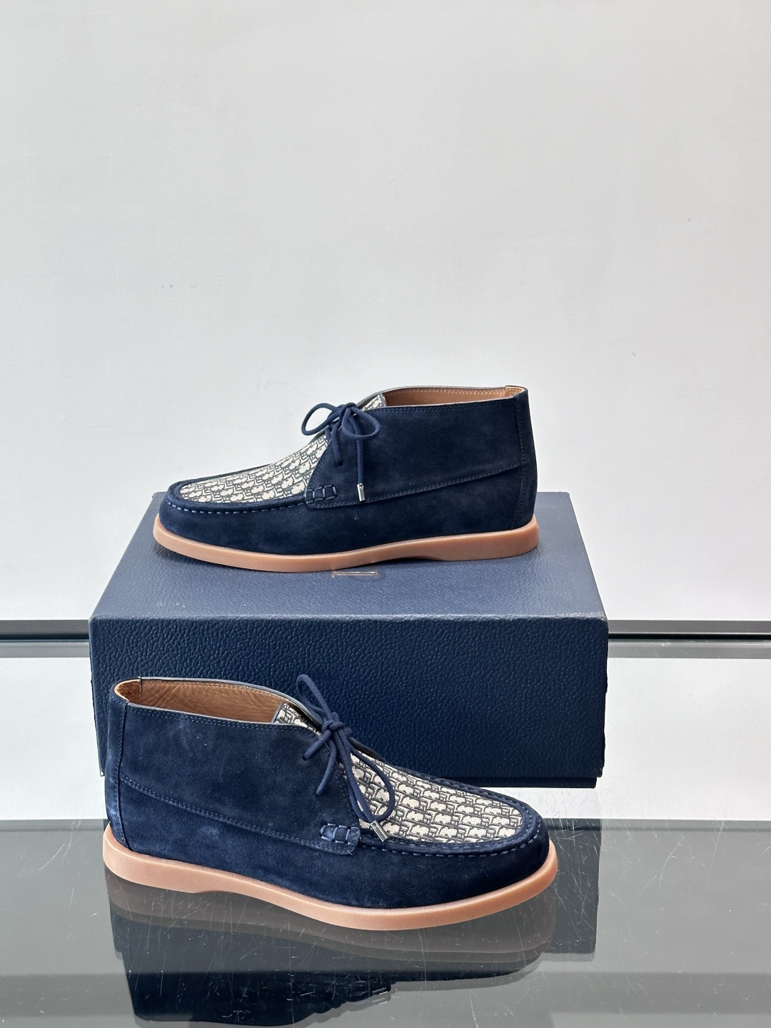 Dio*🆕新款男士休闲短靴，以进口头层牛皮制成，手缝马克线工艺，鞋面品牌经典老花帆布点缀设计，原版橡胶鞋