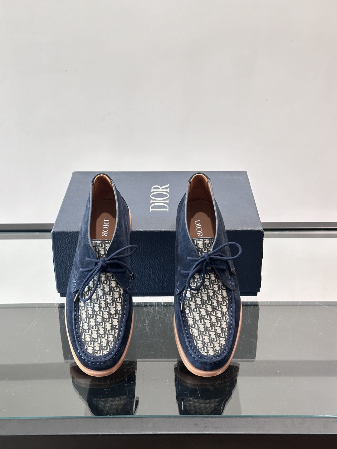 Dio*🆕新款男士休闲短靴，以进口头层牛皮制成，手缝马克线工艺，鞋面品牌经典老花帆布点缀设计，原版橡胶鞋