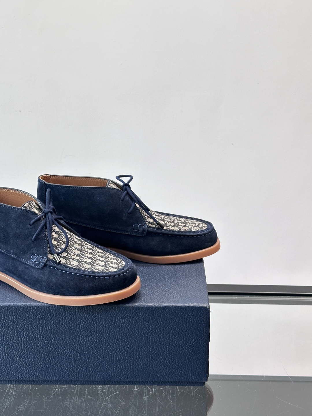 Dio*🆕新款男士休闲短靴，以进口头层牛皮制成，手缝马克线工艺，鞋面品牌经典老花帆布点缀设计，原版橡胶鞋