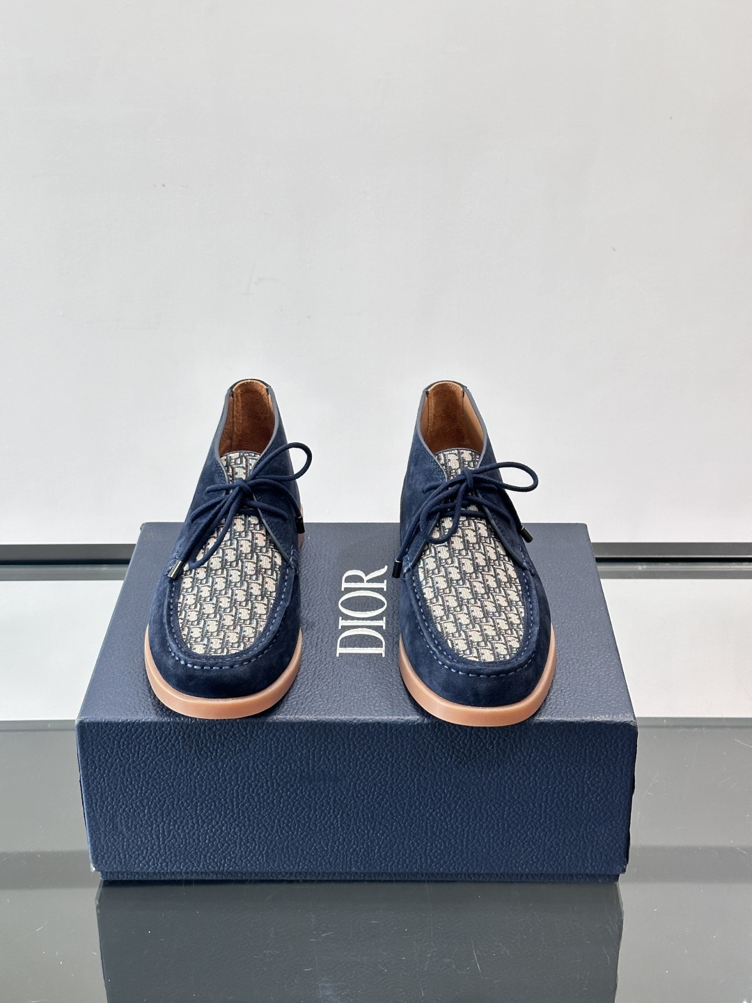 Dio*🆕新款男士休闲短靴，以进口头层牛皮制成，手缝马克线工艺，鞋面品牌经典老花帆布点缀设计，原版橡胶鞋