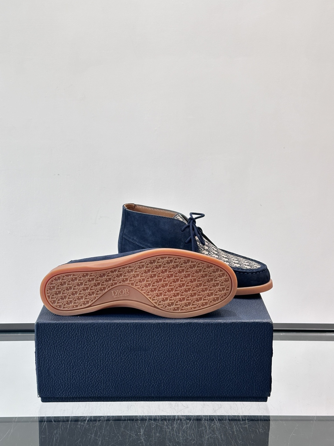 Dio*🆕新款男士休闲短靴，以进口头层牛皮制成，手缝马克线工艺，鞋面品牌经典老花帆布点缀设计，原版橡胶鞋