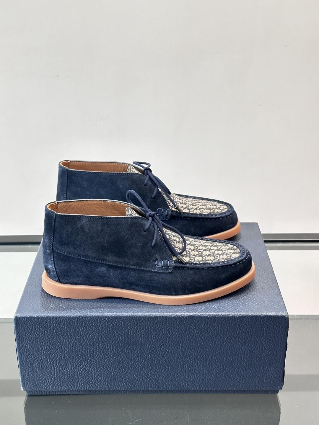 Dio*🆕新款男士休闲短靴，以进口头层牛皮制成，手缝马克线工艺，鞋面品牌经典老花帆布点缀设计，原版橡胶鞋