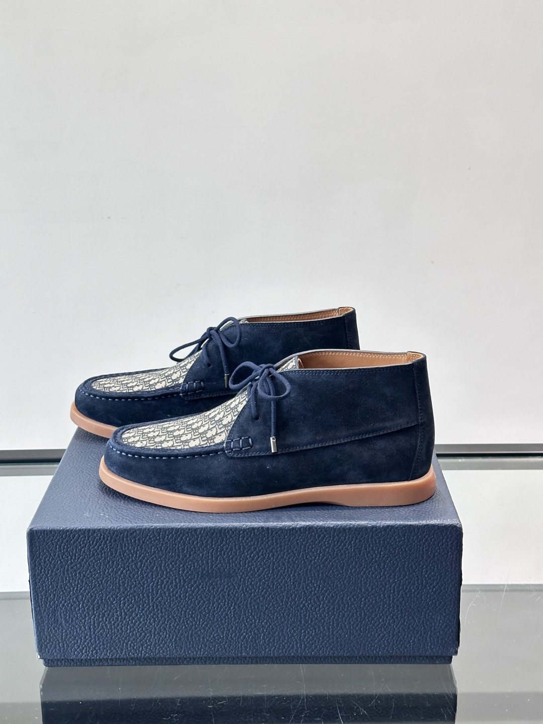 Dio*🆕新款男士休闲短靴，以进口头层牛皮制成，手缝马克线工艺，鞋面品牌经典老花帆布点缀设计，原版橡胶鞋