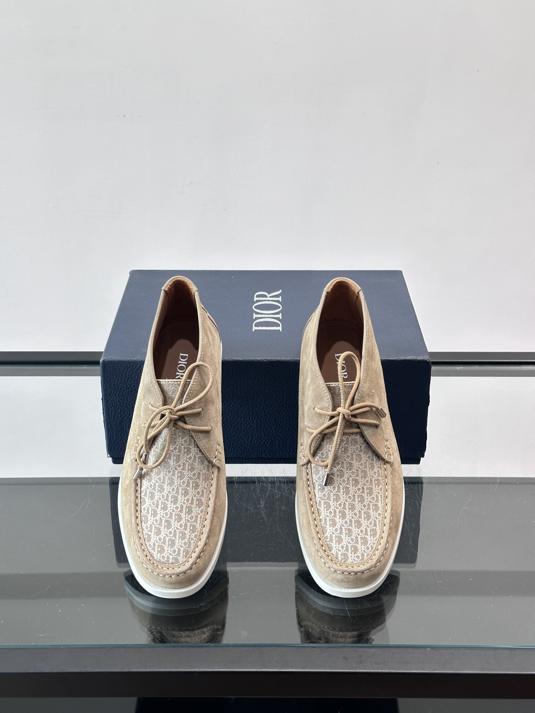 Dio*🆕新款男士休闲短靴，以进口头层牛皮制成，手缝马克线工艺，鞋面品牌经典老花帆布点缀设计，原版橡胶鞋