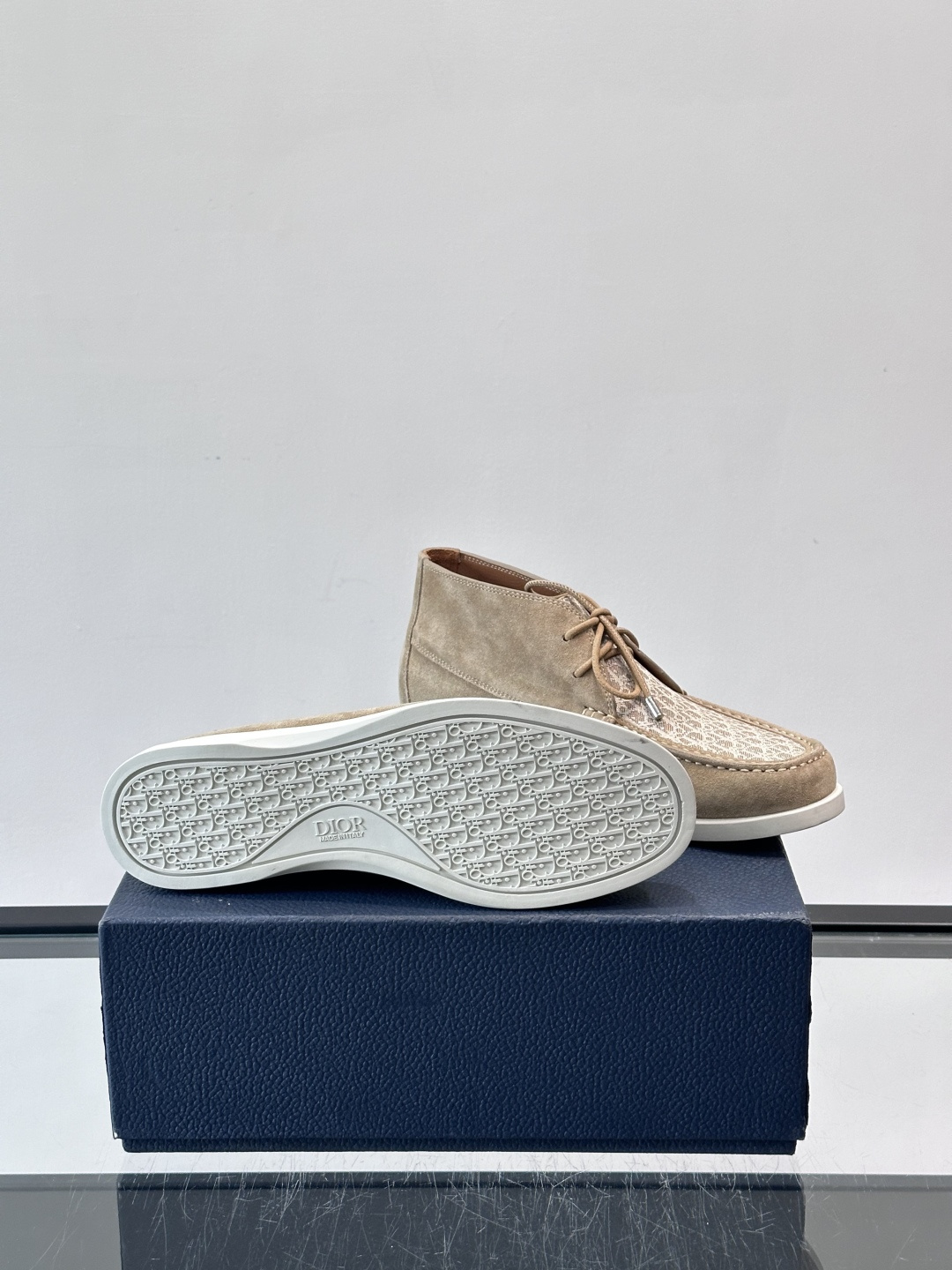 Dio*🆕新款男士休闲短靴，以进口头层牛皮制成，手缝马克线工艺，鞋面品牌经典老花帆布点缀设计，原版橡胶鞋