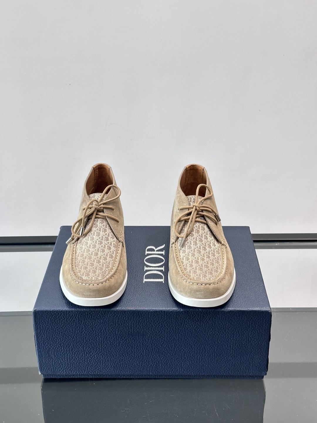 Dio*🆕新款男士休闲短靴，以进口头层牛皮制成，手缝马克线工艺，鞋面品牌经典老花帆布点缀设计，原版橡胶鞋