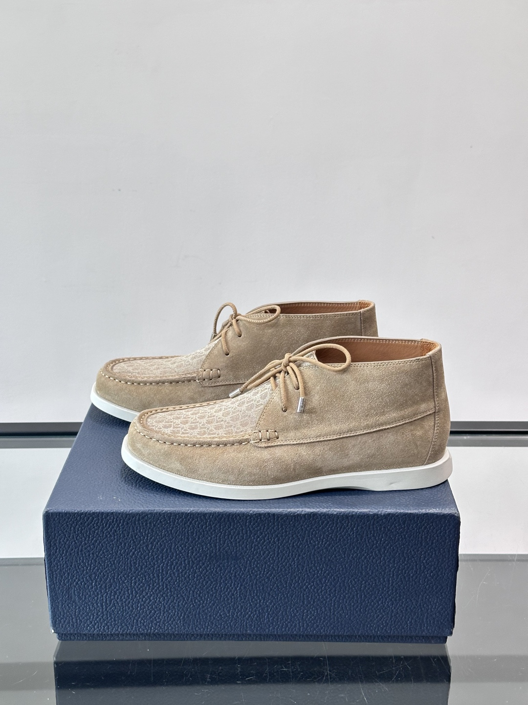 Dio*🆕新款男士休闲短靴，以进口头层牛皮制成，手缝马克线工艺，鞋面品牌经典老花帆布点缀设计，原版橡胶鞋