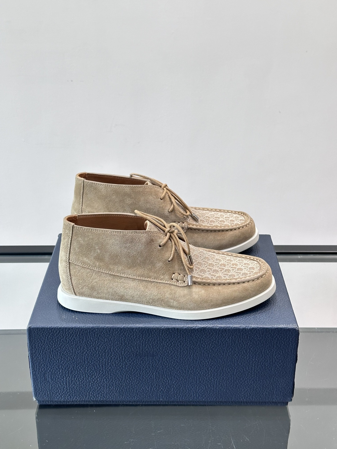 Dio*🆕新款男士休闲短靴，以进口头层牛皮制成，手缝马克线工艺，鞋面品牌经典老花帆布点缀设计，原版橡胶鞋